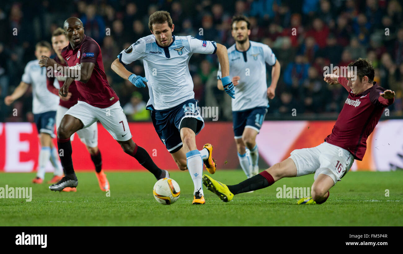 Praga, Repubblica Ceca. Decimo Mar, 2016. Da sinistra: Kehinde Fatai di Sparta, Senad Lulic Lazio e Pavel Kaderabek di Sparta in azione durante la European Football League gruppo di sedici match di apertura AC Sparta Praha vs Lazio Roma a Praga Repubblica Ceca, giovedì, 10 marzo 2016. © Vit Simanek/CTK foto/Alamy Live News Foto Stock