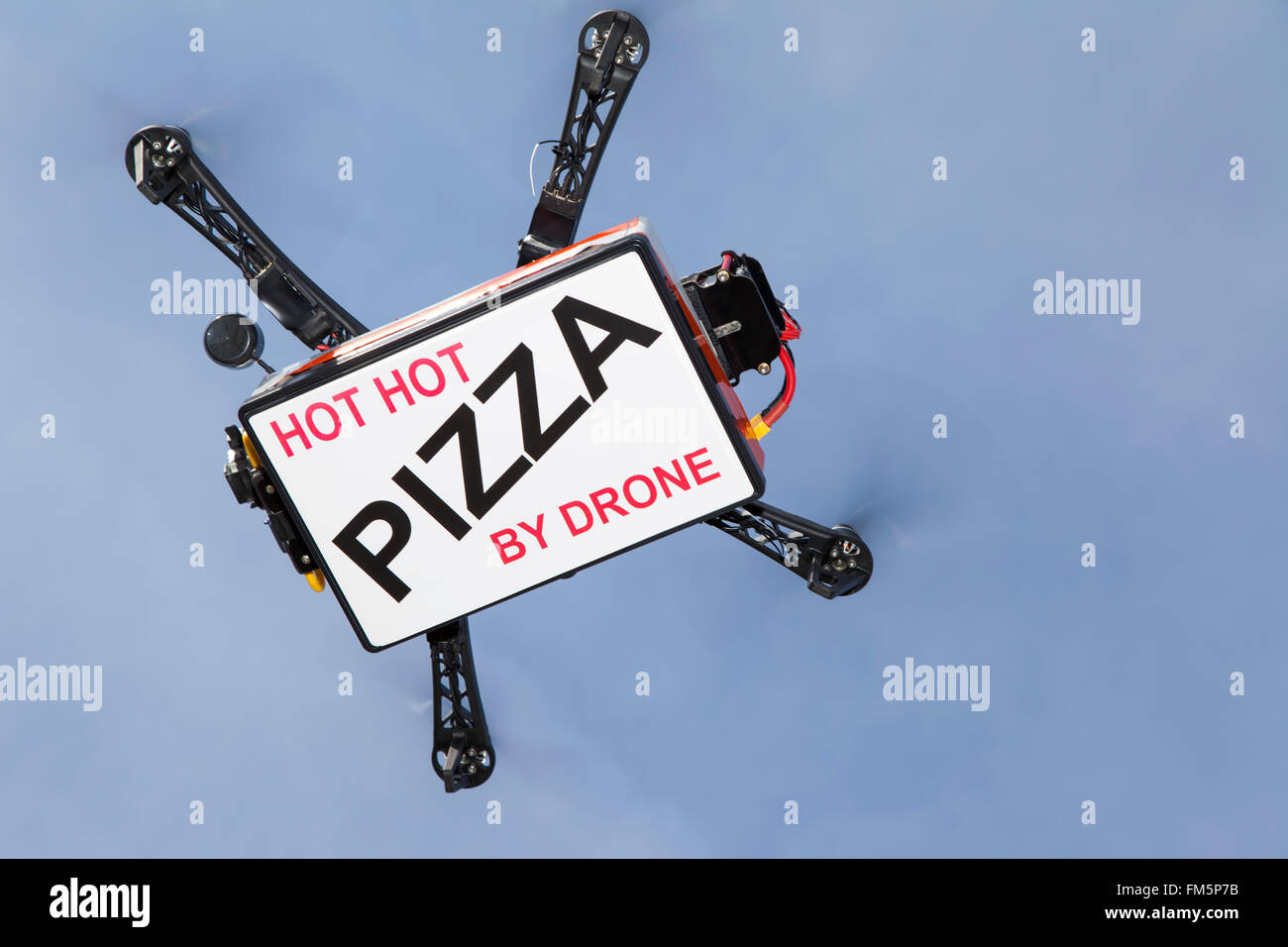 UAV drone quadrocopter con la moderna navigazione GPS scatola di trasporto con pizza calda Foto Stock