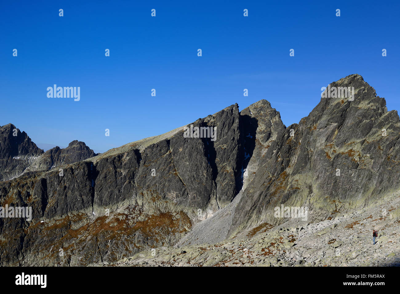 Femmina è trekking, uno dei più alti e la montagna più visitati in Alti Tatra della Slovacchia Foto Stock