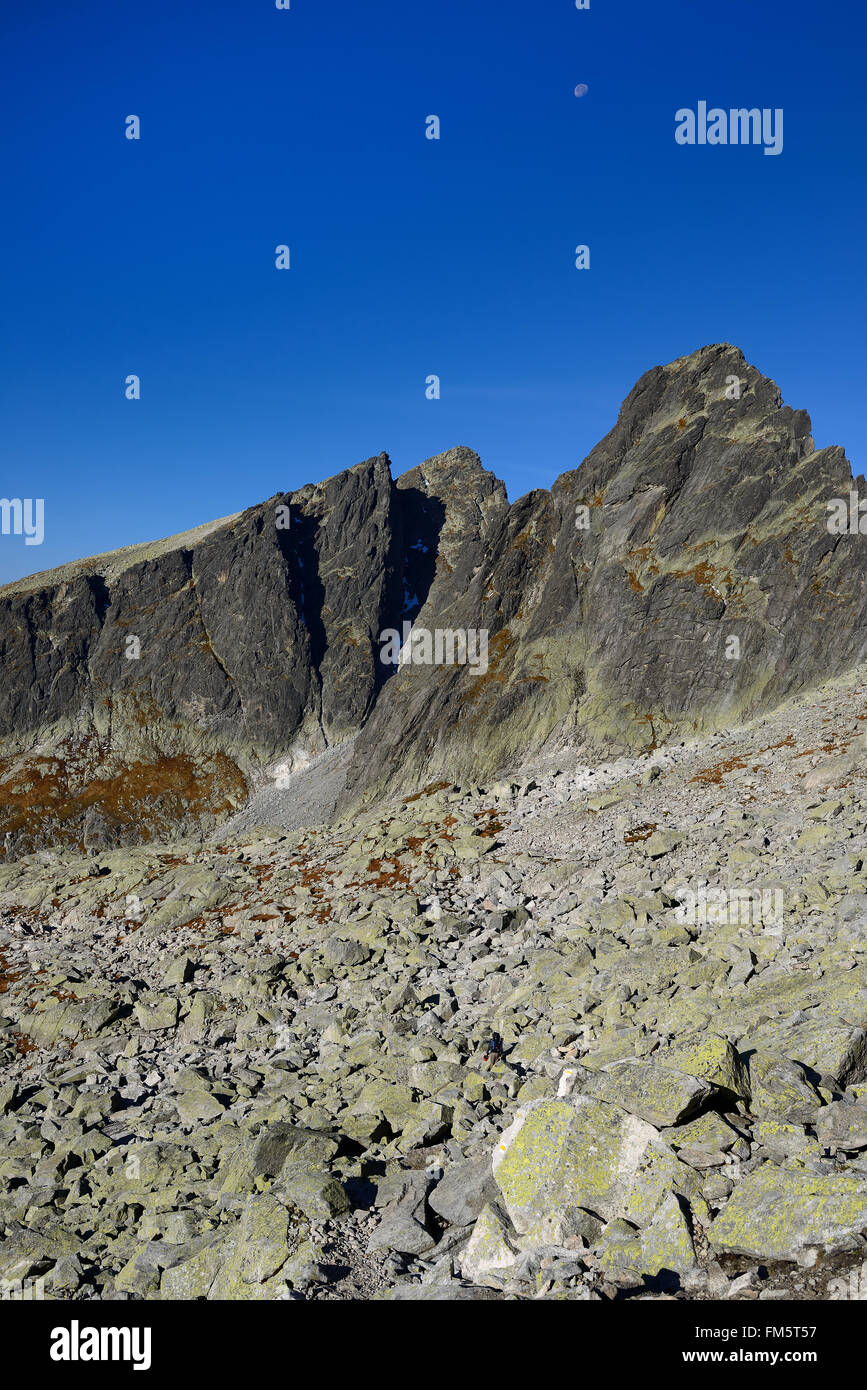Femmina è trekking, uno dei più alti e la montagna più visitati in Alti Tatra della Slovacchia Foto Stock