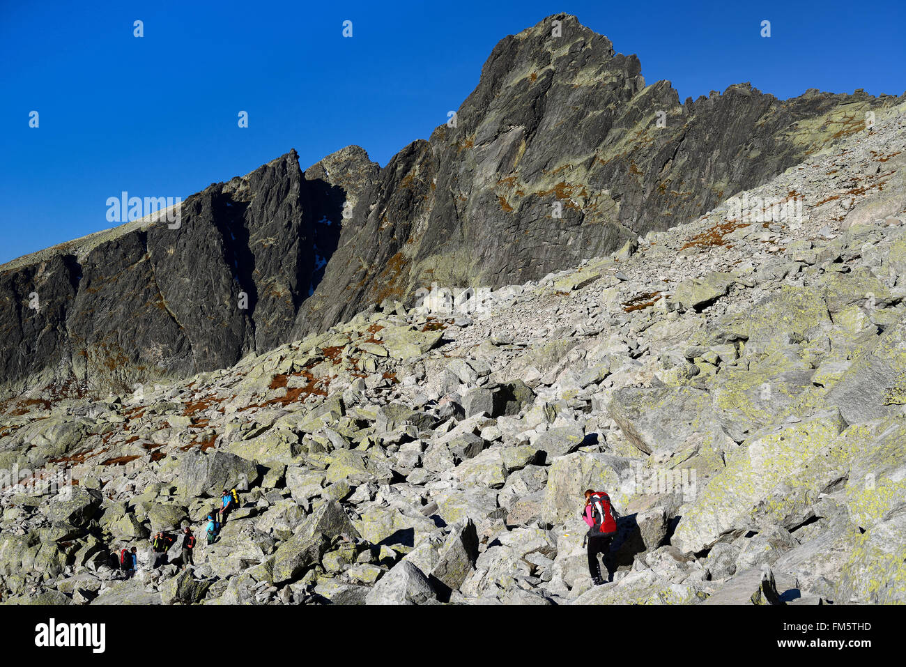 Femmina è trekking, uno dei più alti e la montagna più visitati in Alti Tatra della Slovacchia Foto Stock