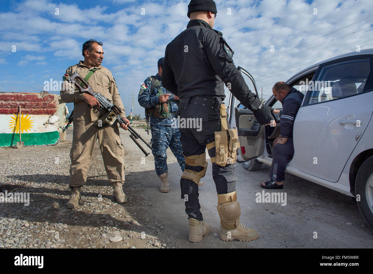 Combattente curdo in un posto di controllo stradale nei pressi della frontline con è nel nord Iraq Foto Stock