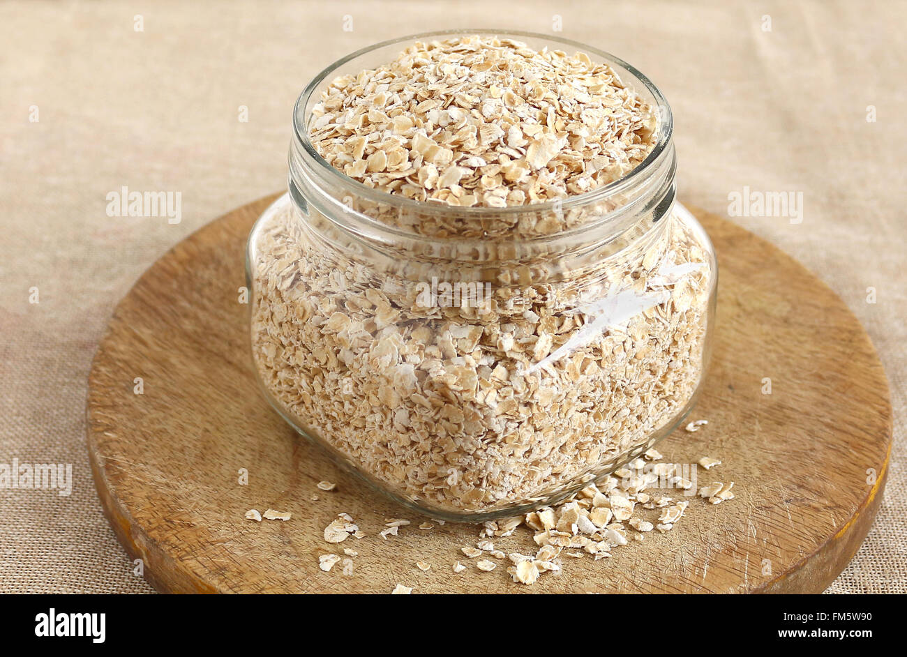 Il cibo sano di avena in un flacone su un tavolo di legno. Foto Stock