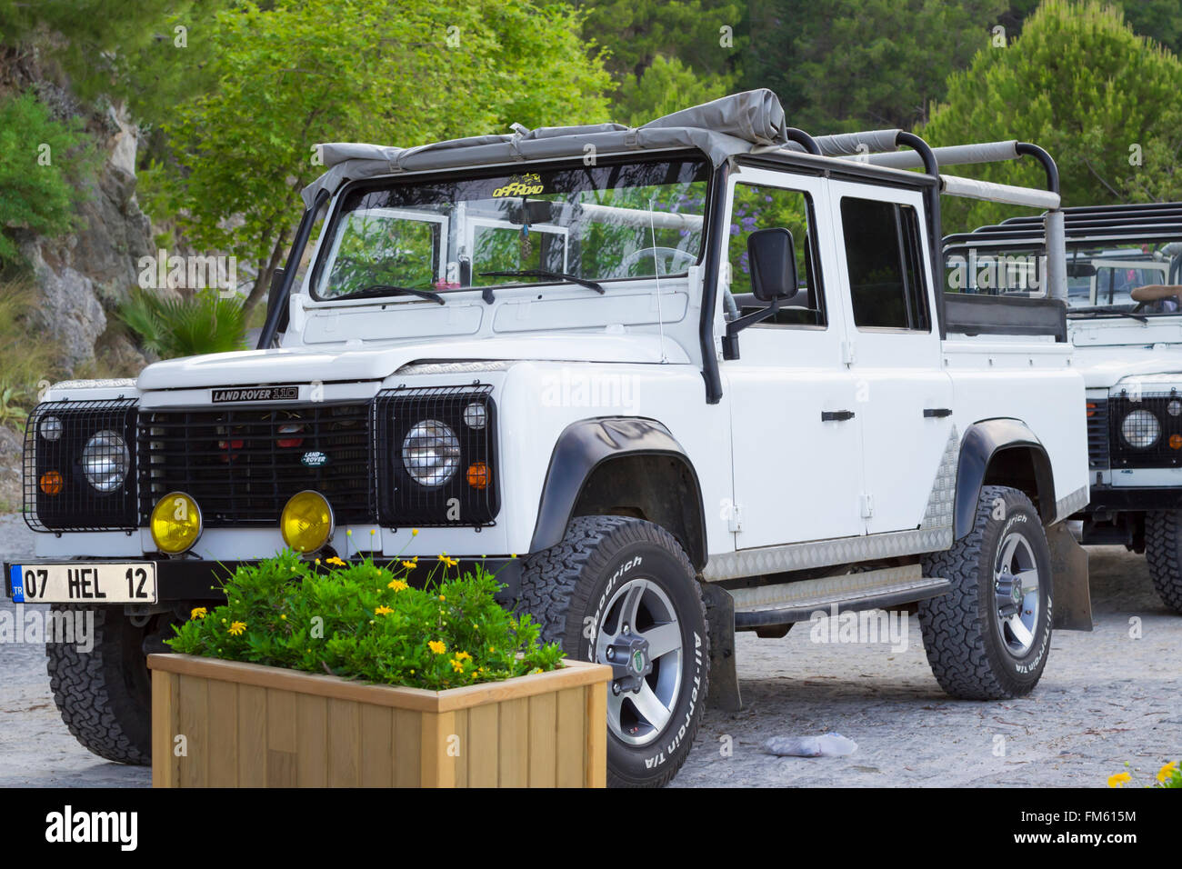 ALANYA, Turchia - 21 Maggio 2013: con trazione a quattro ruote motrici, Land Rover parcheggiato al lato della strada. SUV bianco con tetto aperto. Alanya Foto Stock