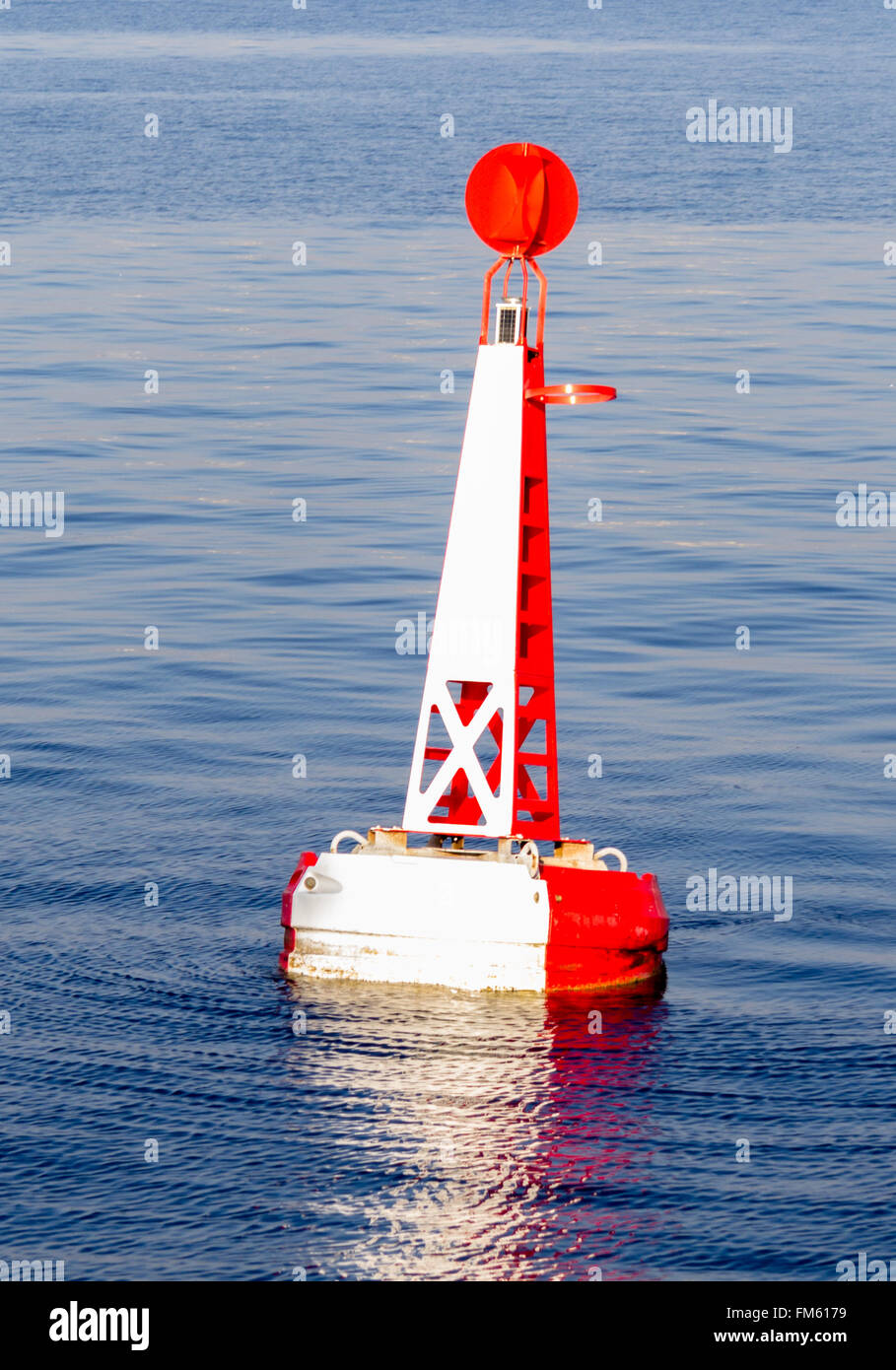 Rosso Bianco ormeggiata la boa nel mare Foto Stock