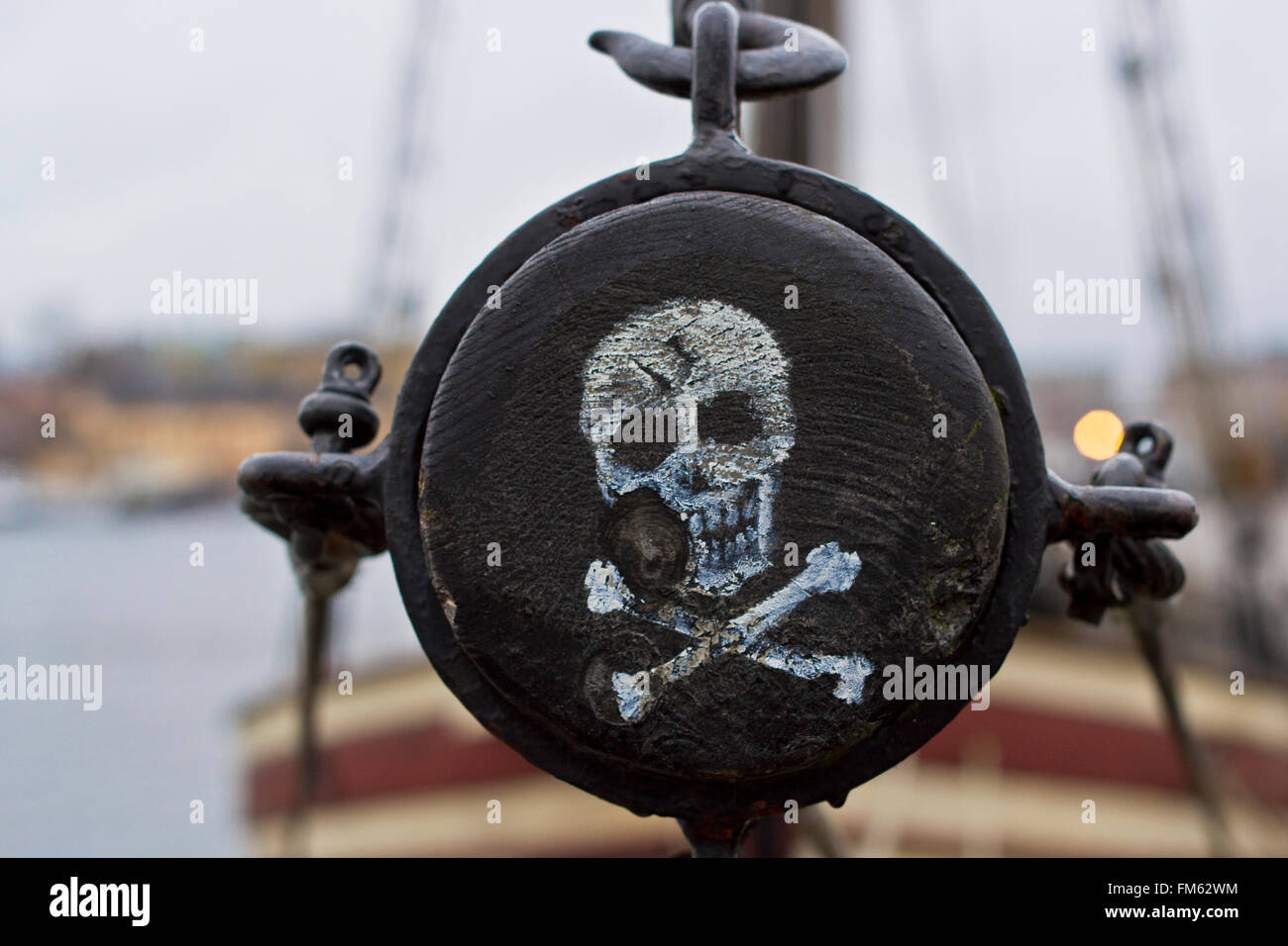 Stoccolma, Svezia - 3 Novembre 2013: etichetta pirata. Il Teschio e Ossa Croce dipinta sul lato del montante della nave Foto Stock