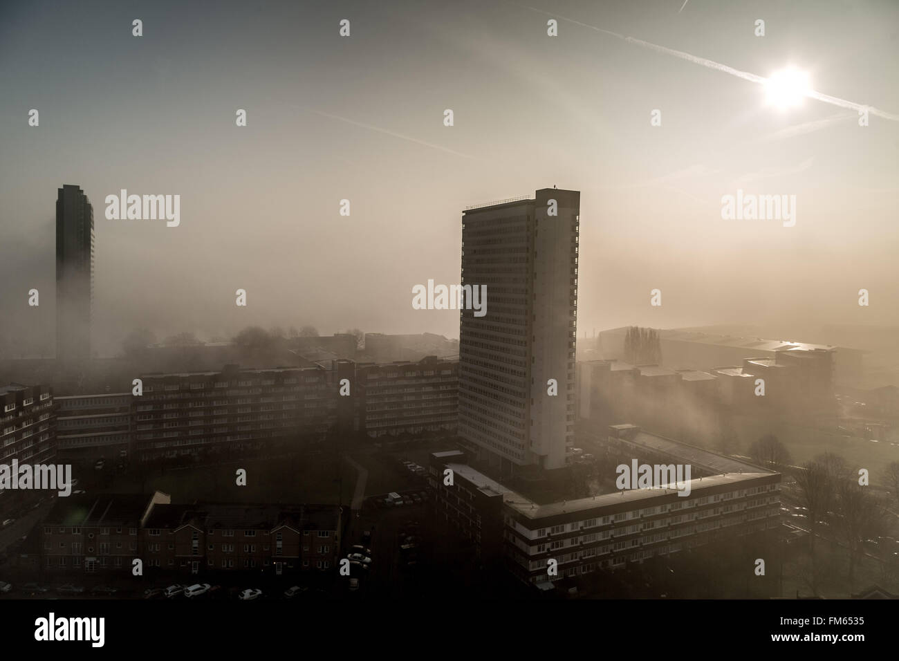 Londra, Regno Unito. 11 marzo, 2016. Meteo Regno Unito: Londra alloggiamento estate visto attraverso pesanti nebbia mattutina Credito: Guy Corbishley/Alamy Live News Foto Stock
