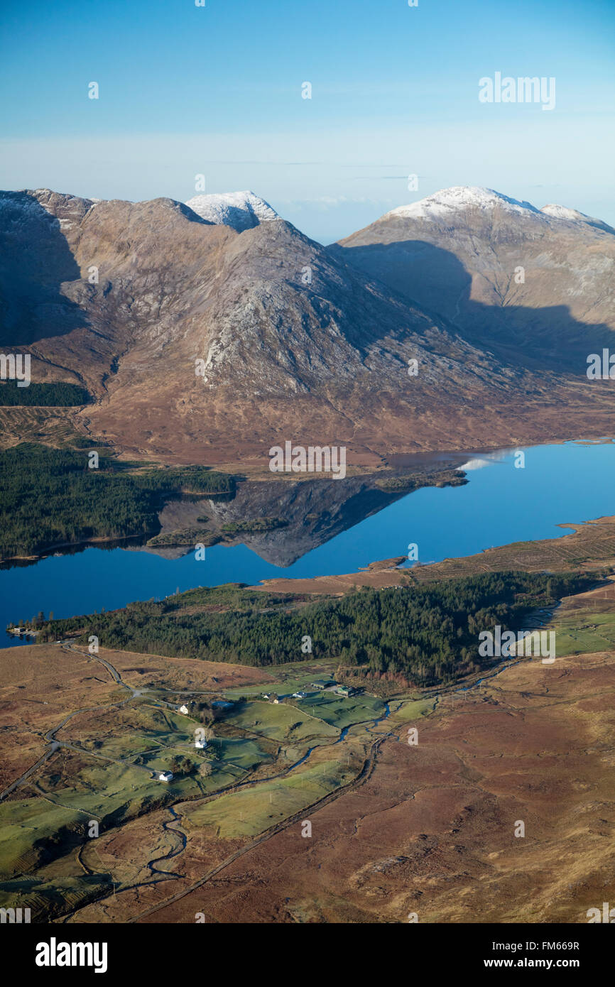 Vista su Lough Inagh e il Twelve Bens, Connemara, nella contea di Galway, Irlanda. Foto Stock