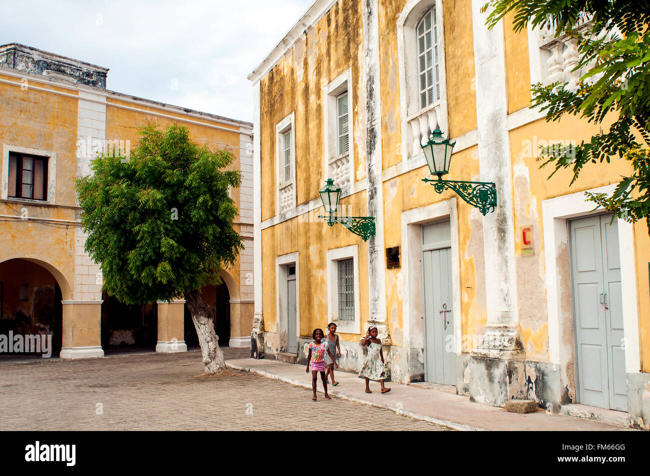 Scena di strada con edifici coloniali, Ilha de Mozambico, Nampula, Mozambico Foto Stock