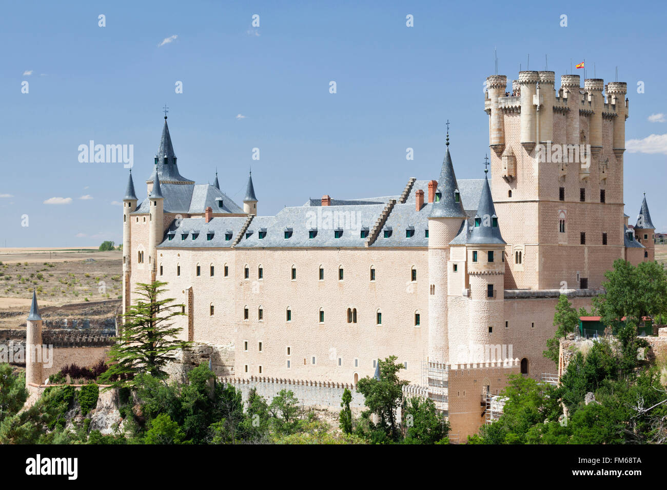 Una vista esterna di un grande castello come un edificio chiamato Alcazar of Segovia, visto da una distanza, nella regione di Castilla y Leon, Spagna. Foto Stock