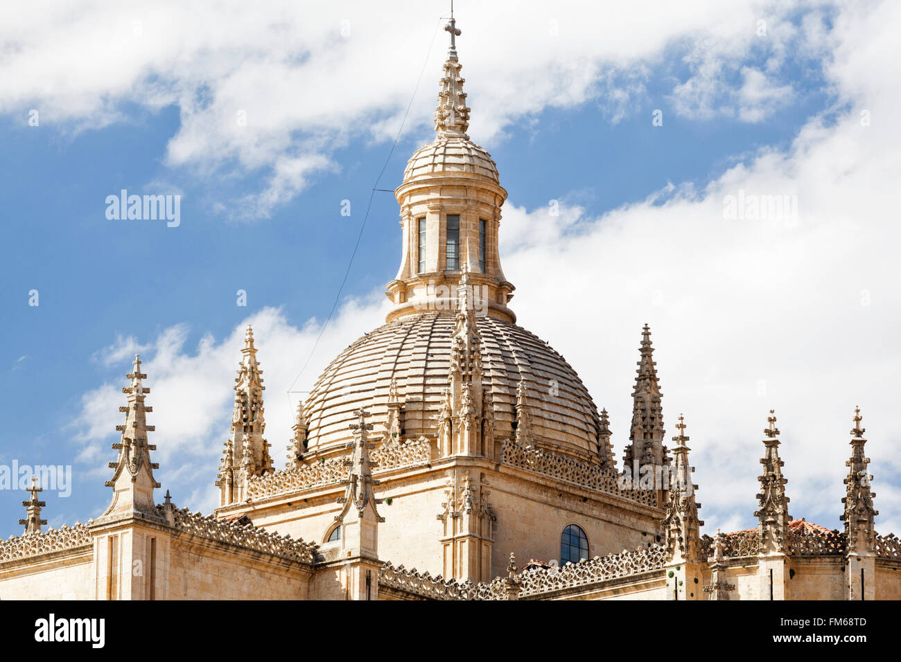 Una vista esterna di un edificio religioso, la cupola della cattedrale di Segovia, Spagna. Foto Stock