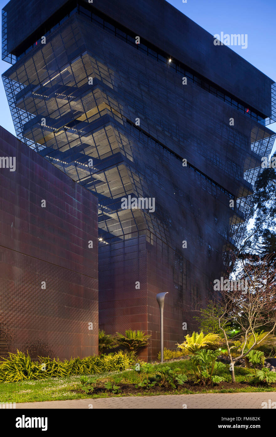 Una vista del triangolo rovesciato struttura che è il museo De Young di arte contemporaneo, come esso viene fornito insieme con l'edificio adiacente. Foto Stock