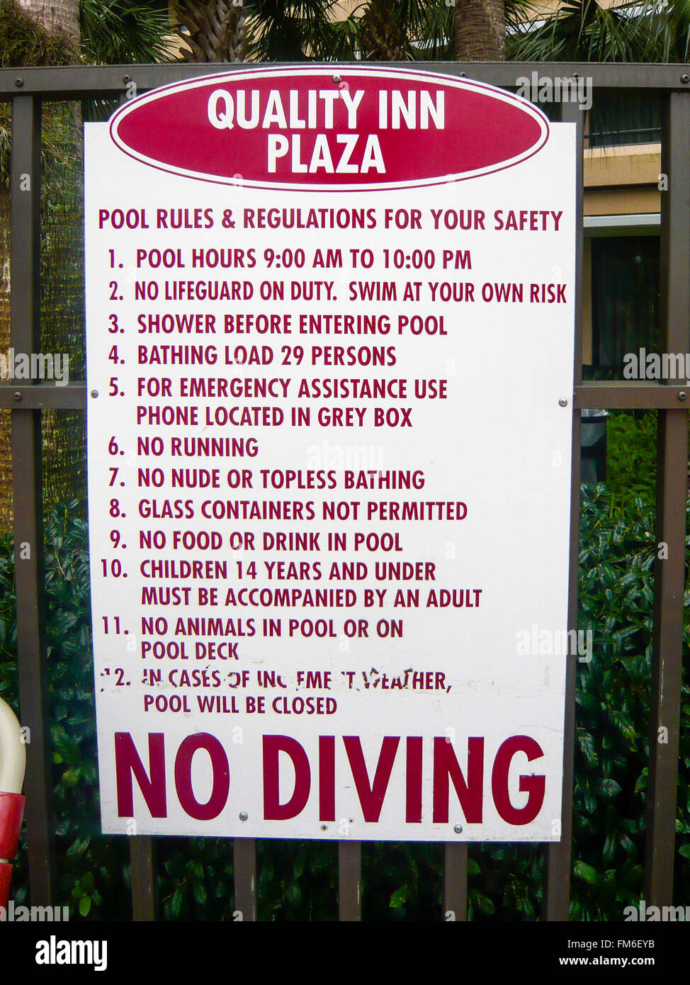 Norme da parte del pool in un Quality Inn Plaza hotel. Foto Stock