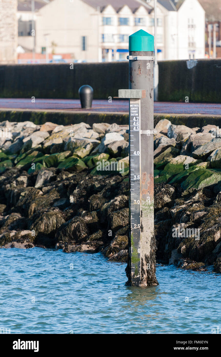 Acqua misuratore di profondità in un porto Foto Stock