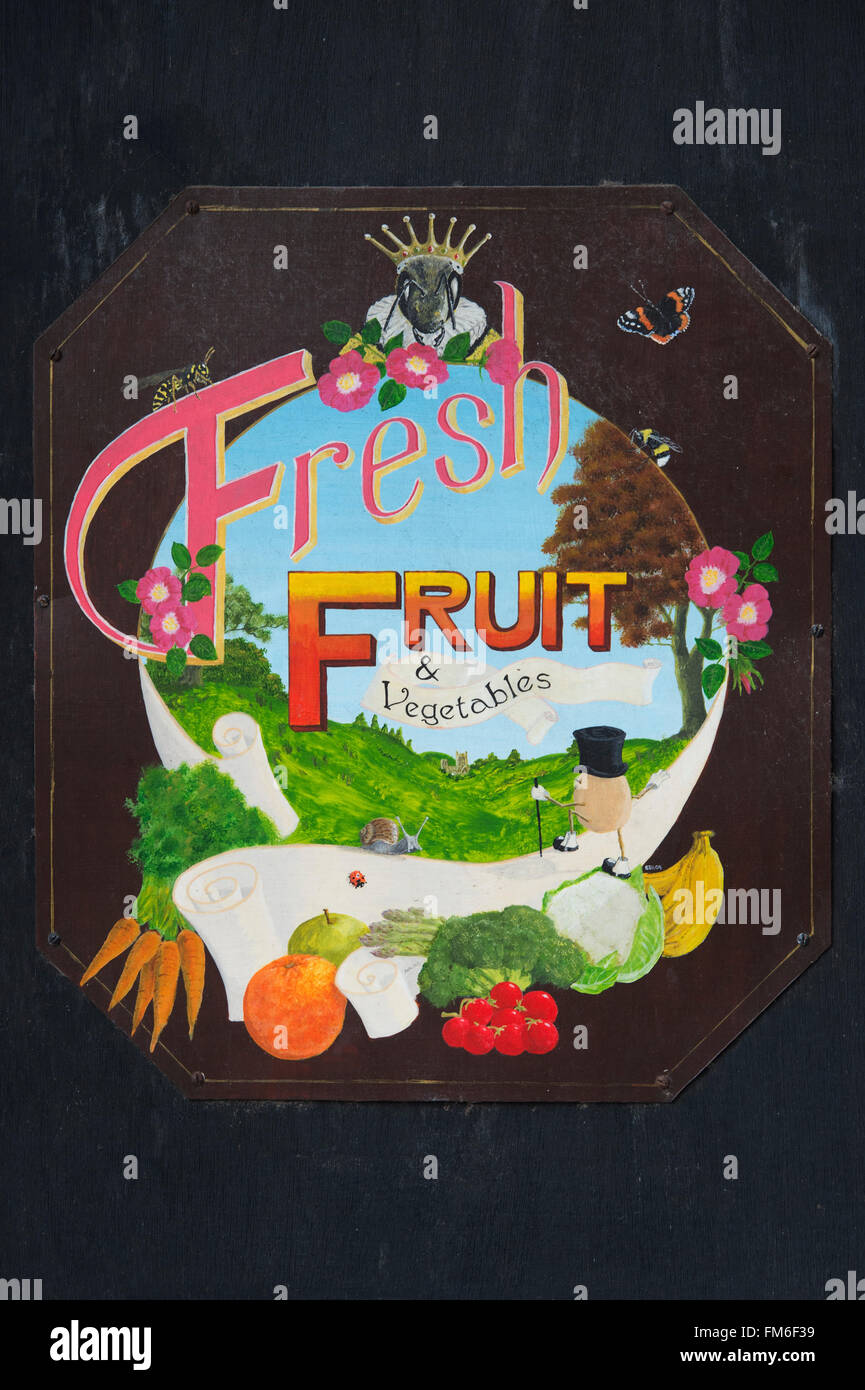 Vecchio di frutta fresca e verdura segno su una porta. Pozzetti, Somerset, Inghilterra Foto Stock