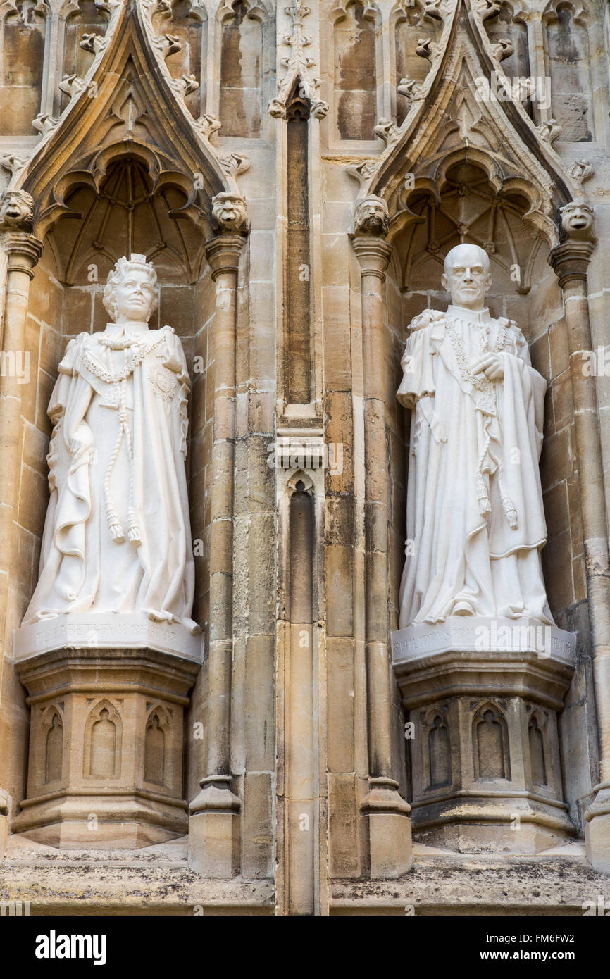La Cattedrale di Canterbury, nel Kent, statue della Regina Elisabetta II e del Principe Filippo Foto Stock