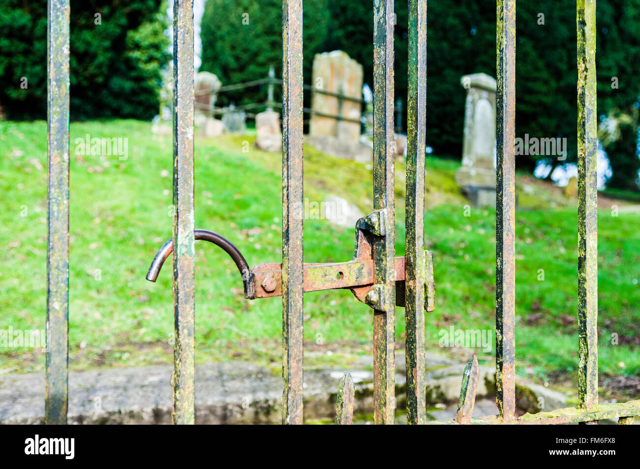 Cancello di ferro all'entrata di un cimitero. Foto Stock
