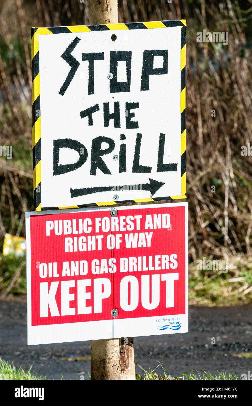 Segno eretto dai manifestanti avvertenza di petrolio e di gas alle aziende di perforazione per tenere fuori del suolo pubblico e protetto bacino idrografico. Foto Stock