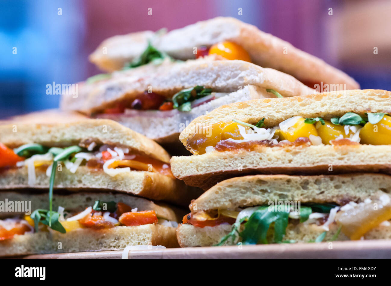 Selezione di deliziosi panini su di una piastra. Foto Stock