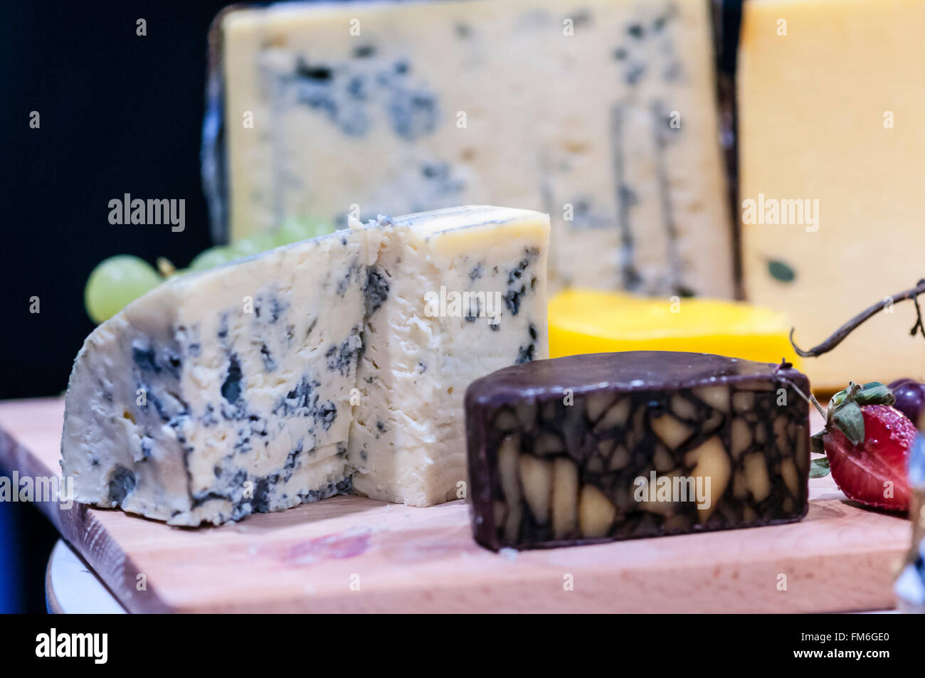 Cashel Blu e il portiere irlandese i formaggi Cheddar su formaggi. Foto Stock