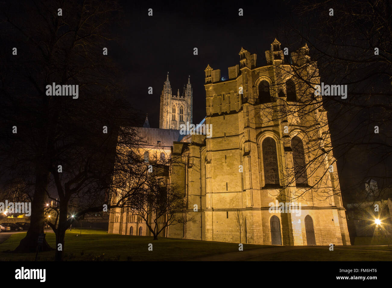 La Cattedrale di Canterbury, nel Kent di notte Foto Stock
