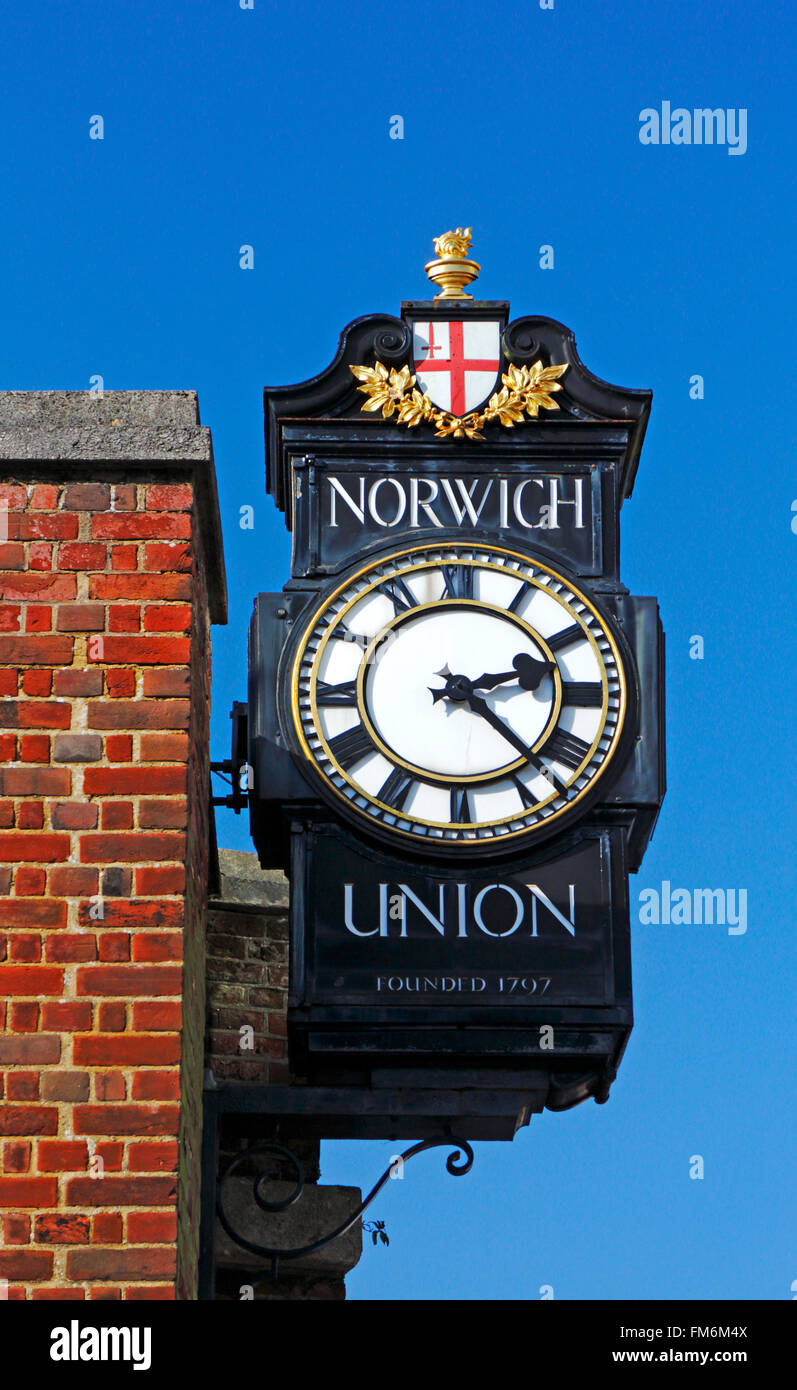 Una vista della Norwich Union orologio in Surrey Street, Norwich, Norfolk, Inghilterra, Regno Unito. Foto Stock