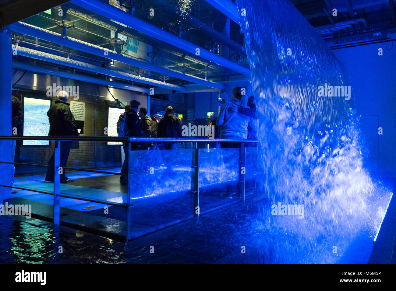 Display di acqua all'interno del Magazzino Guinness Brewery exhibition, Dublino, Irlanda Foto Stock