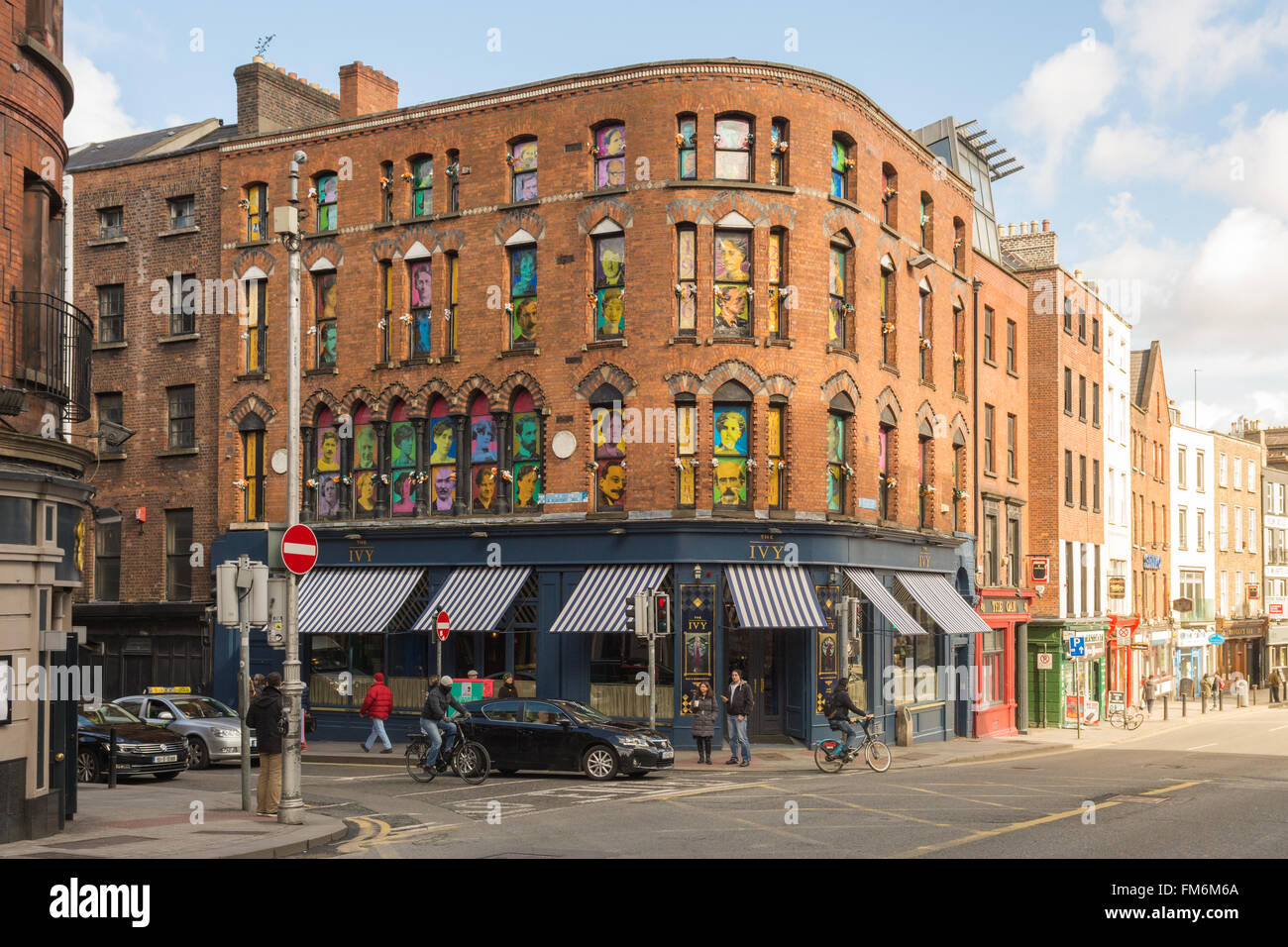 1916 CENTENARIO - Le immagini colorate di persone coinvolte nel 1916 in aumento in Irlanda in windows al di sopra della barra di Edera, Dublino Foto Stock