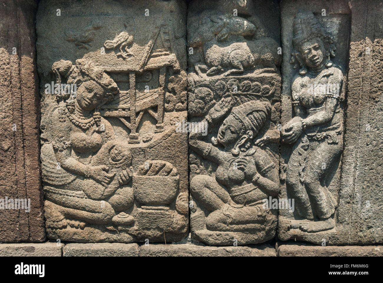 Un rilievo scolpite pannello a Prambanan tempio indù, un sito Patrimonio Mondiale dell'UNESCO in Java centrale, Indonesia. Foto Stock