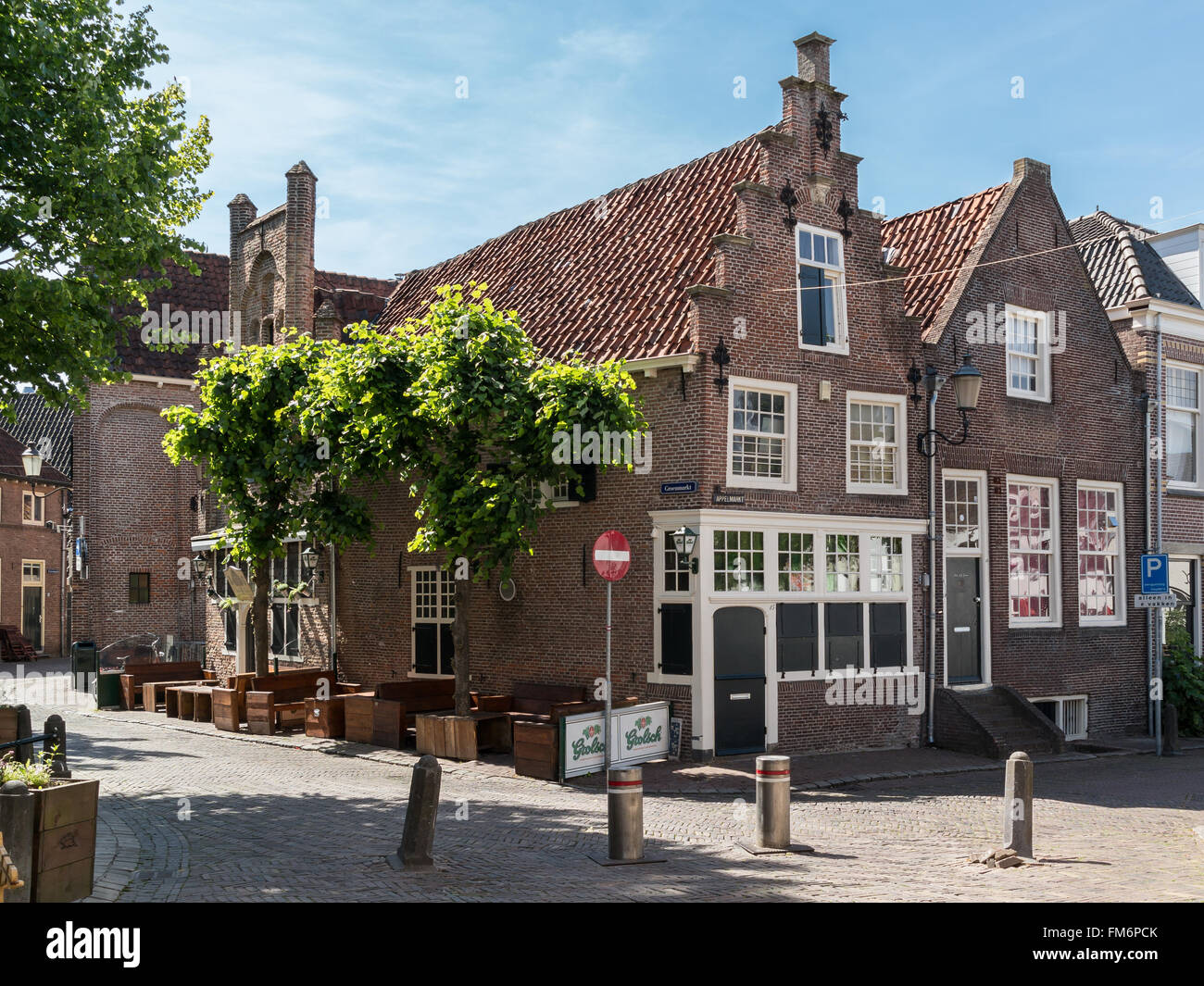 Vecchie case medioevali e cafe a piazza Groenmarkt nella città di Amersfoort, Paesi Bassi Foto Stock