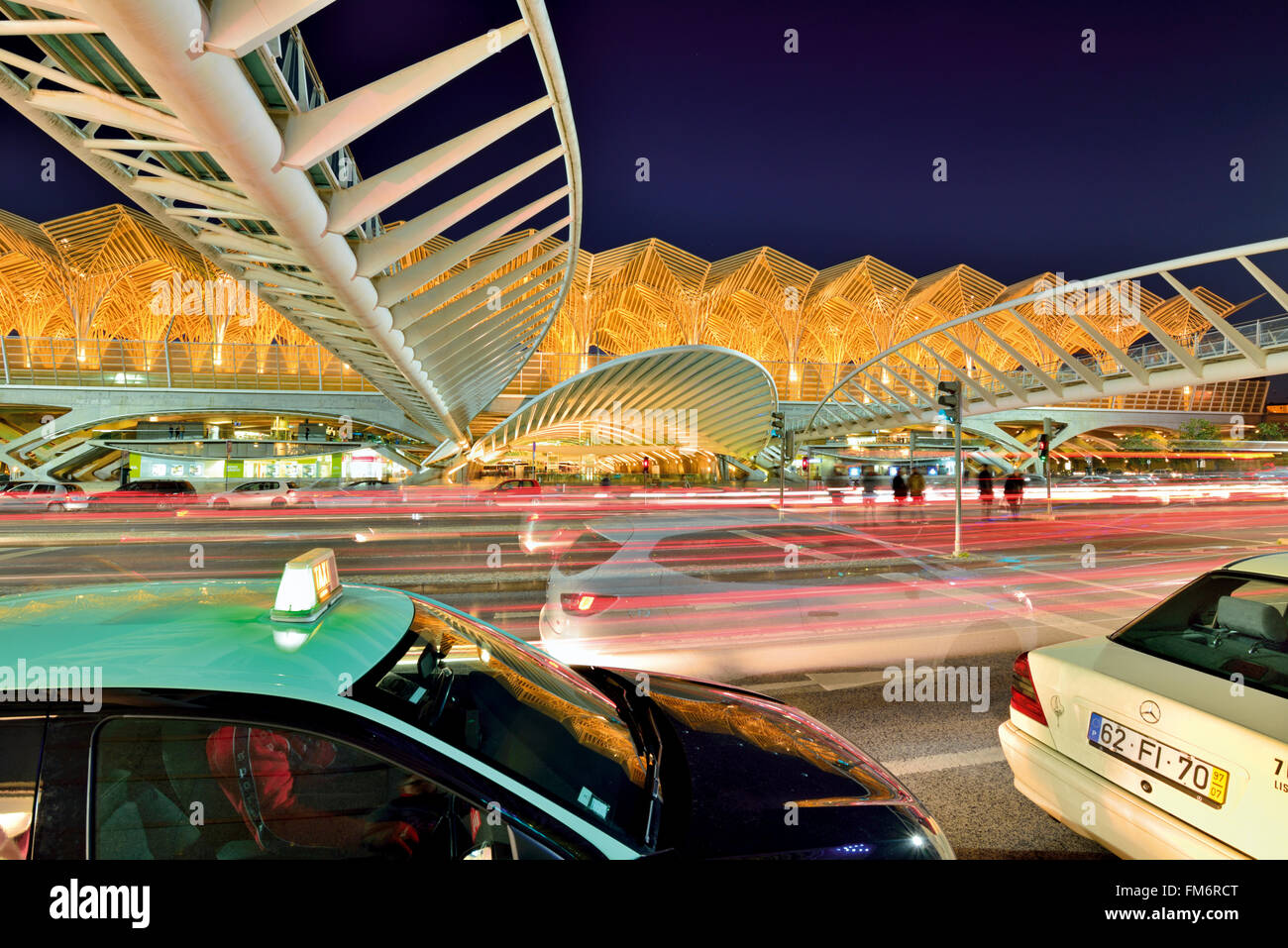 Il portogallo Lisbona: movimento notturno alla stazione Garé do Oriente Foto Stock
