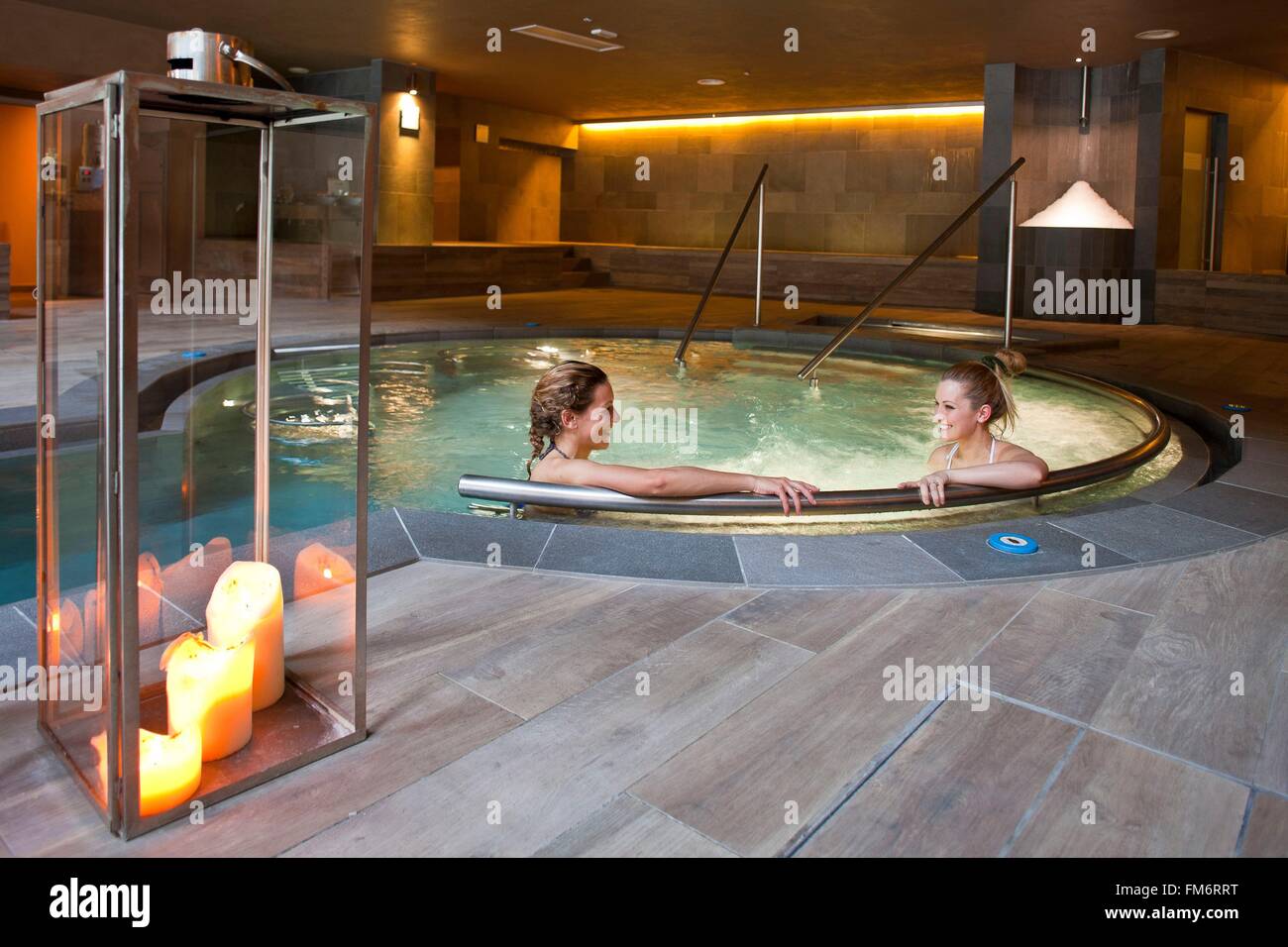 L'Italia, Valle d'Aosta, Courmayeur, l'Hotel delle Terme di Pre Saint Didier, Donne nella jacuzzi Foto Stock