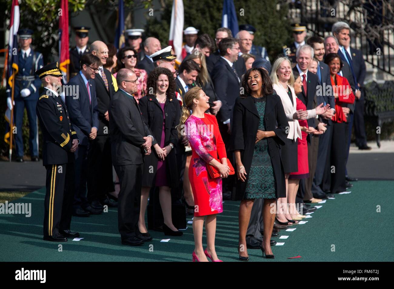 Stati Uniti La First Lady Michelle Obama e il canadese First Lady Sophie Gregoire Trudeau reagire ad uno scherzo circa la Stanley Cup durante il discorso di benvenuto da parte del Presidente Barack Obama per il primo ministro canadese Justin Trudeau durante lo stato cerimonia di arrivo sul prato Sud della Casa Bianca Marzo 10, 2016 a Washington, DC. Questa è la prima visita di stato di un Il Primo Ministro canadese in 20 anni. Foto Stock