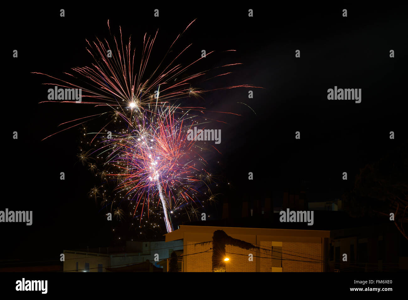 Nizza e coloratissimi fuochi d'artificio nella notte nera Foto Stock