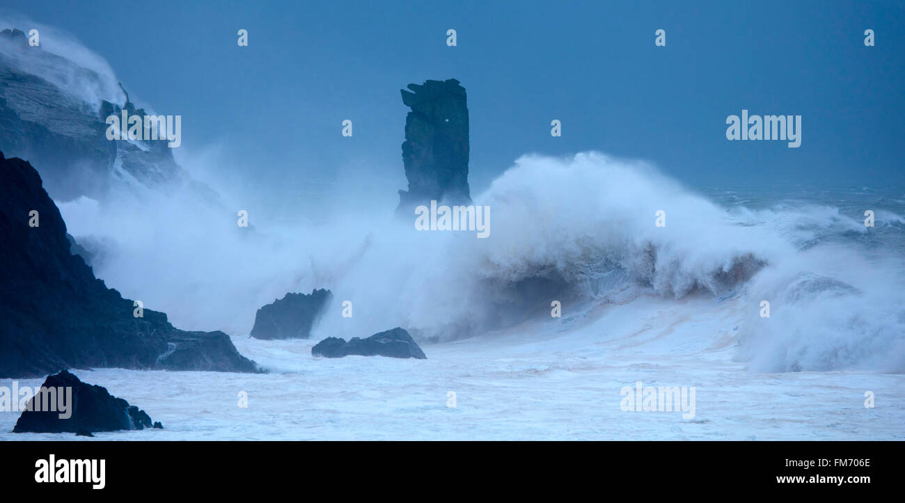 Tempesta di onde che si infrangono su un Searrach e Bull di testa, penisola di Dingle, nella contea di Kerry, Irlanda. Foto Stock