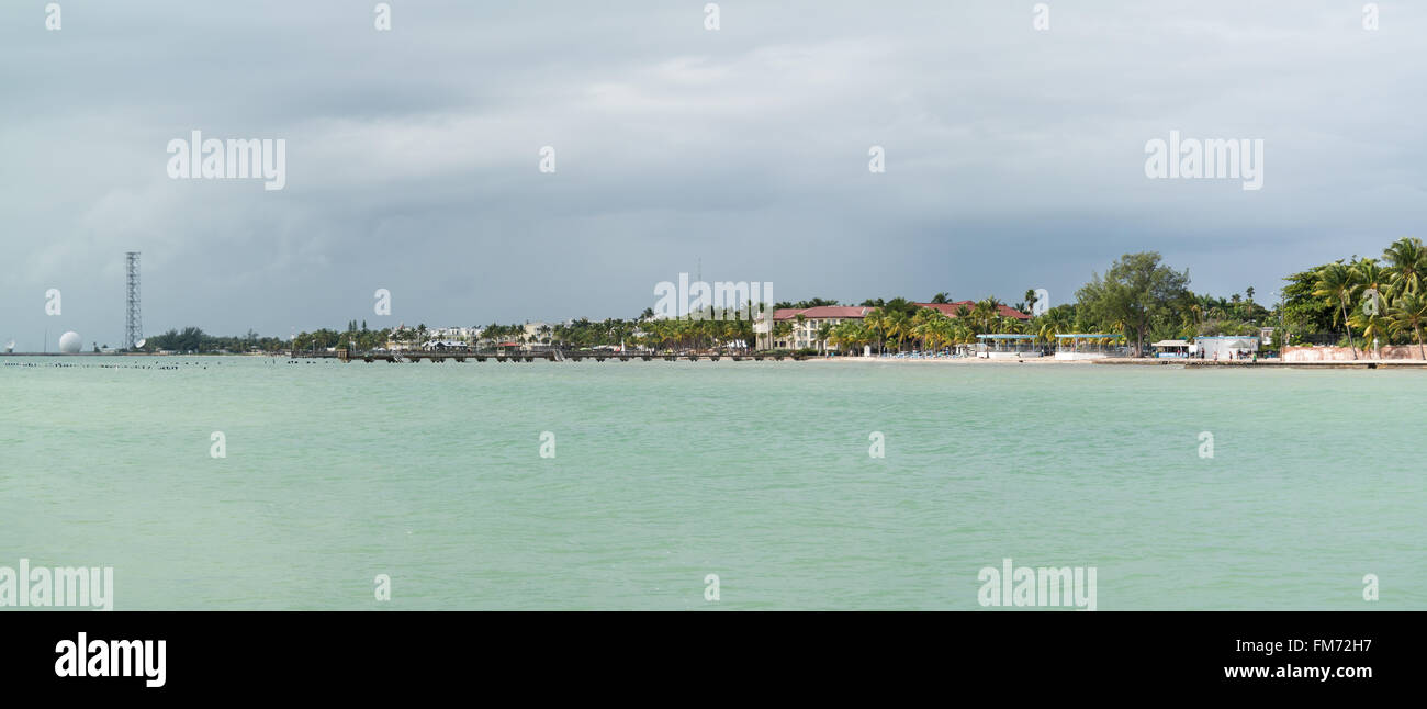 Costa Sud di Key West con il bosone di Higgs Spiaggia dalla strada bianca la pesca del molo, Florida Keys, STATI UNITI D'AMERICA Foto Stock