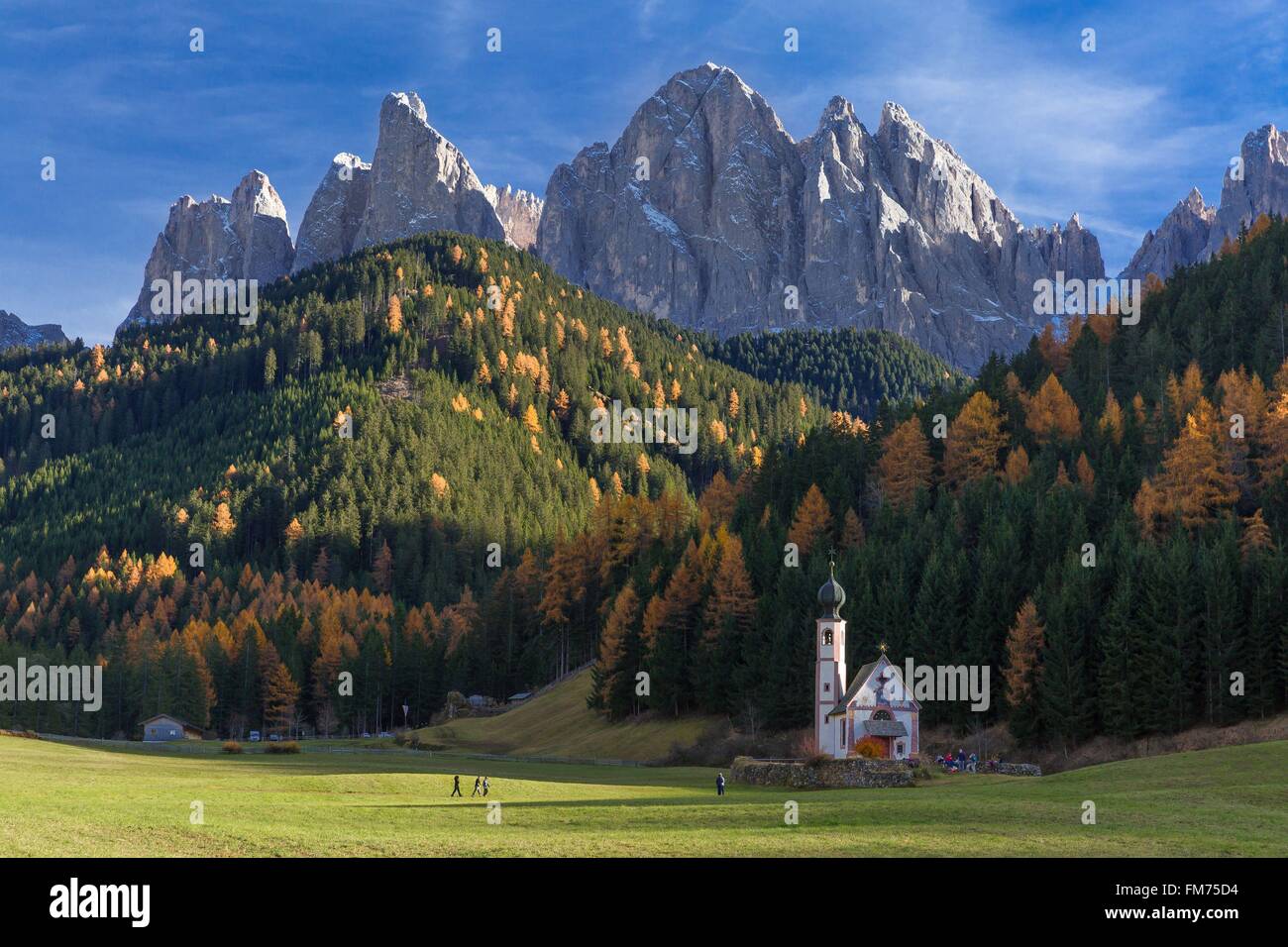 L'Italia, Trentino Alto Adige, Dolomiti massiccio elencati come patrimonio mondiale dall' UNESCO, Funes o Villnoss valley, Saint Johann chiesa, Odle montagne, parco naturale Puez Odle Foto Stock