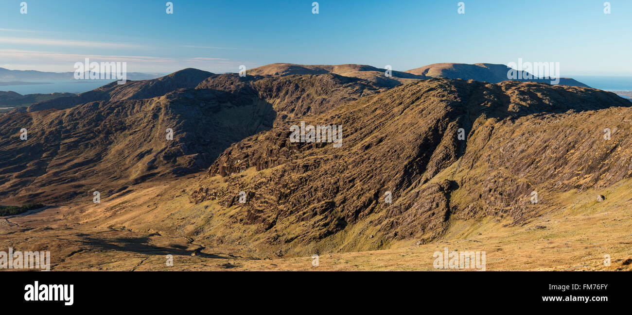 Coomcallee montagna da Knocknagantee, Iveragh Peninsula, nella contea di Kerry, Irlanda. Foto Stock