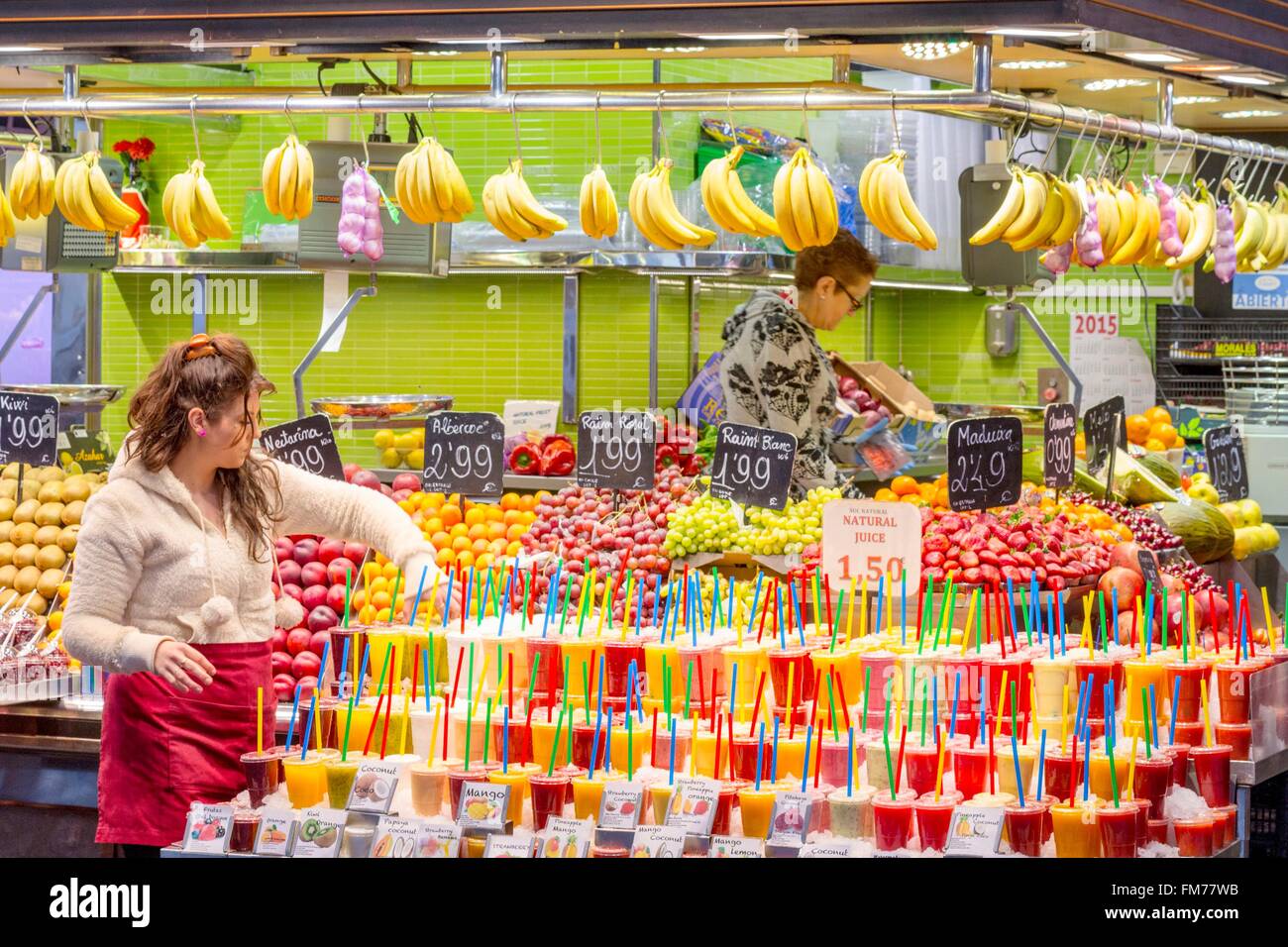 In Spagna, in Catalogna, Barcelona Ciutat Vella, il Mercato di Boqueria costruito nella metà del XIX secolo, fruttivendolo e succhi di frutta Foto Stock