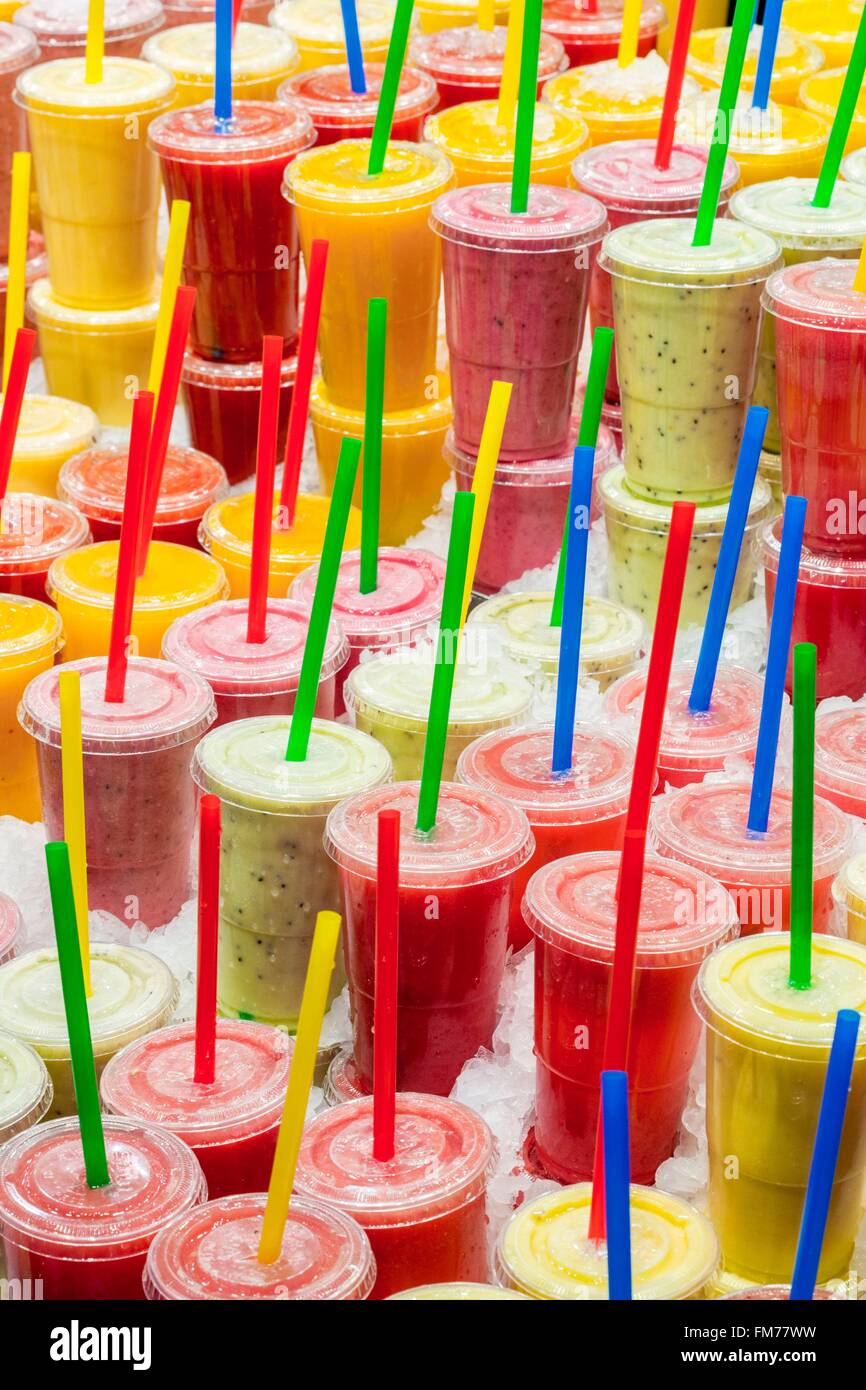 In Spagna, in Catalogna, Barcelona Ciutat Vella, il Mercato di Boqueria costruito nella metà del XIX secolo, succo di spremute di frutta in stallo Foto Stock