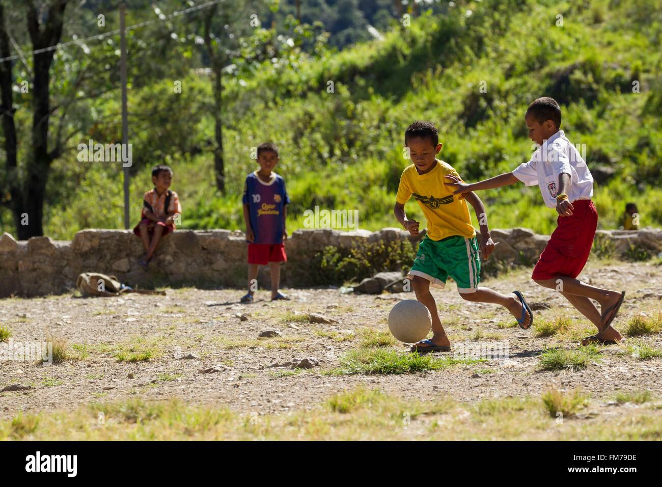 Indonesia, Nusa Tenggara Est, Timor ovest, sud Timor centrale Regency, Nenas, Gunung Mutis Riserva Naturale, i bambini che giocano a calcio a scuola Foto Stock