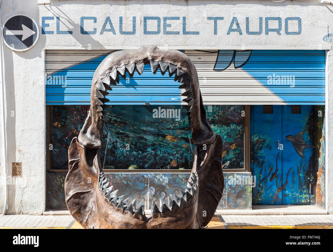 Grandi denti di squalo prima del Museo di Cau del Tauró, dedicato a squali.L'arboç,Catalogna,Spagna. Foto Stock