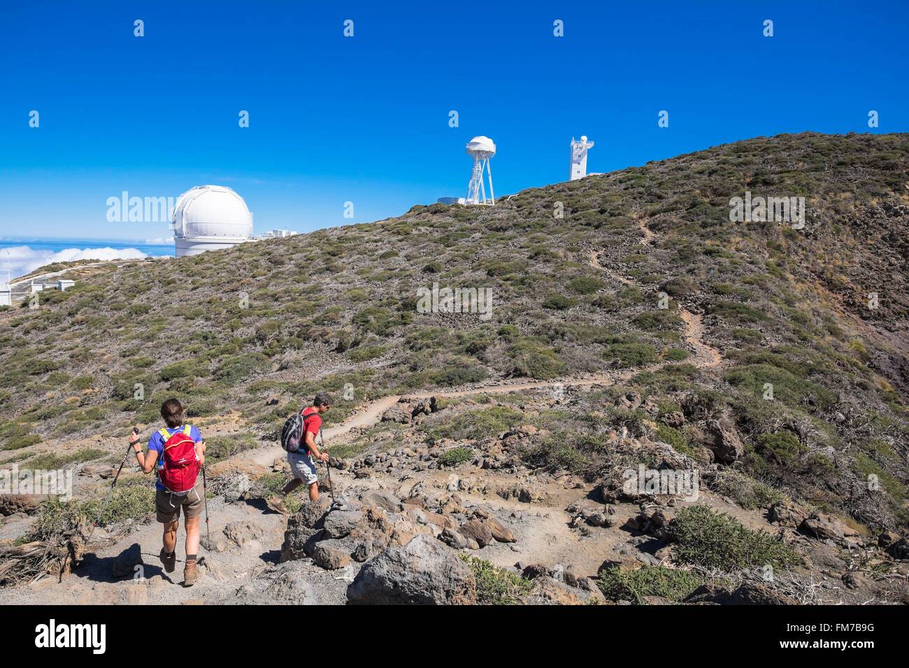 Spagna Isole Canarie La Palma isola dichiarata Riserva della Biosfera dall'UNESCO, il Parco Nazionale della Caldera de Taburiente, escursionismo al Roque de los Muchachos, il punto più alto dell'Isola (alt : 2426m), l'Osservatorio Astrofisico in background Foto Stock