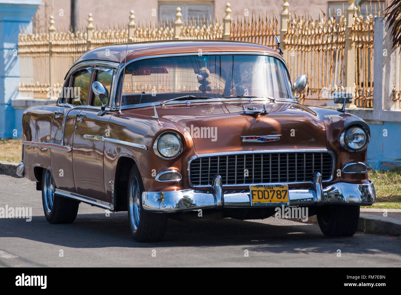 La vita quotidiana a Cuba - 1955 Brown chevrolet auto parcheggiate in strada a Cienfuegos, Cuba nel Marzo Foto Stock