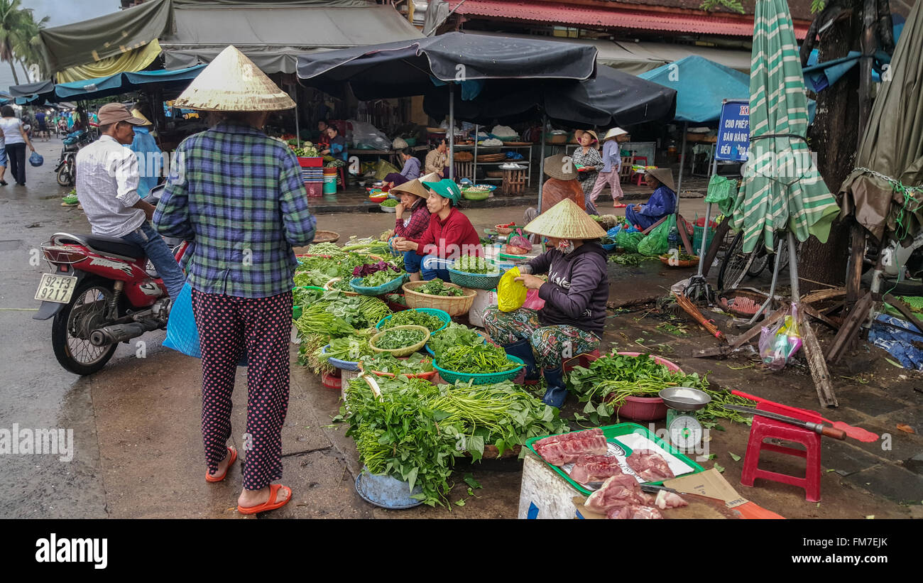 Popolo vietnamita la vendita di verdure su un angolo di strada in Hoi An, Vietnam Foto Stock