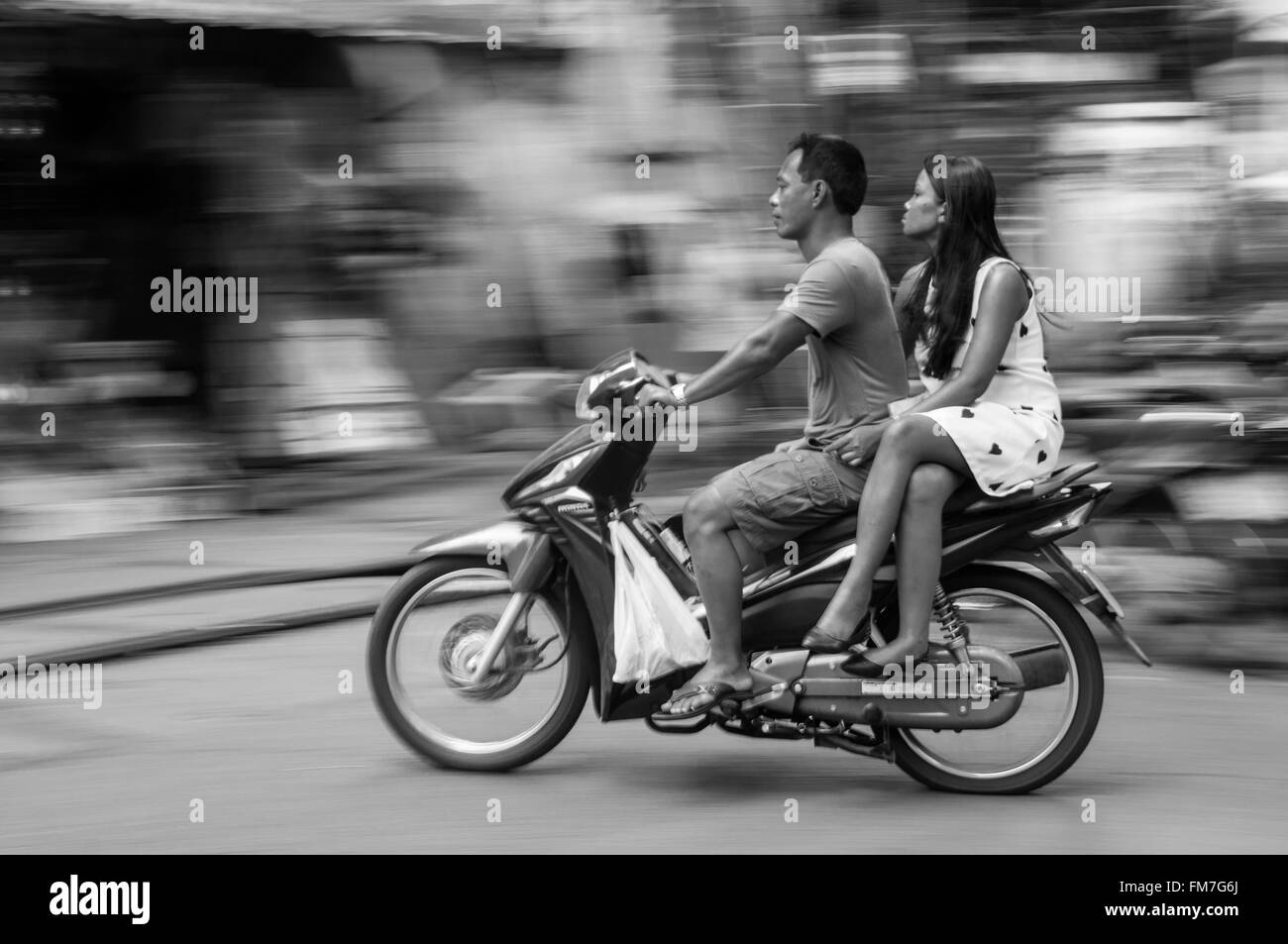 Un ciclomotore che viaggiano attraverso Hanoi, Vietnam Foto Stock