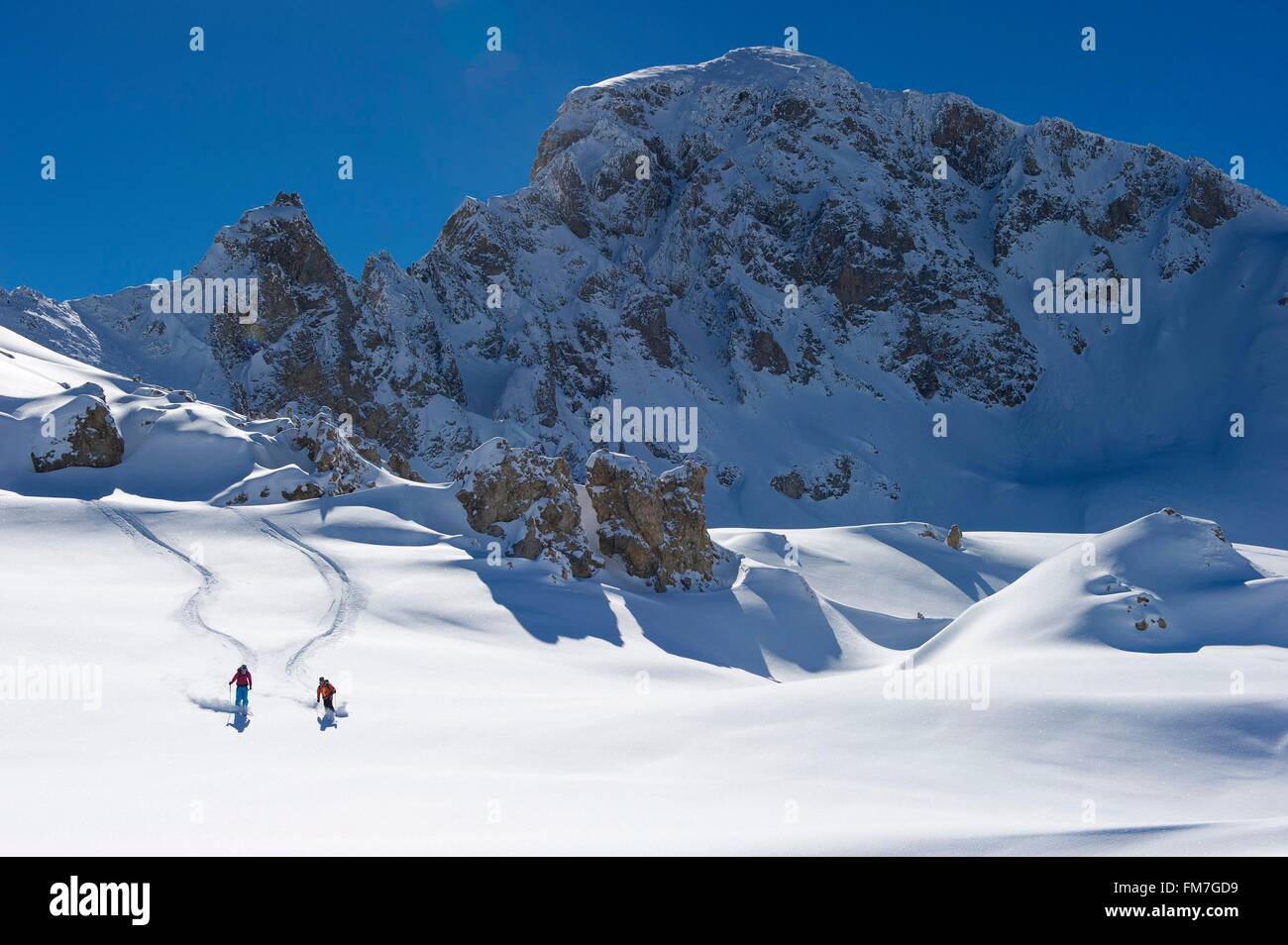 Francia, Savoie, Tarentaise e la Vanoise, Tignes, coppia di sciatori sulle piste sotto il Palet passano in corrispondenza del piede della Crête di Vés Foto Stock