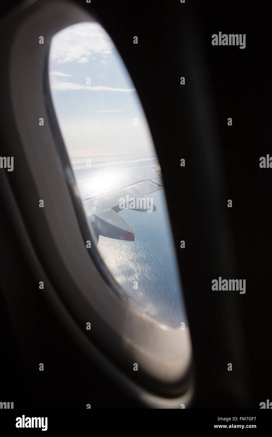 Vista da una finestra di aeromobili in arrivo a terra a Genova airpoirt, Italia. Foto Stock