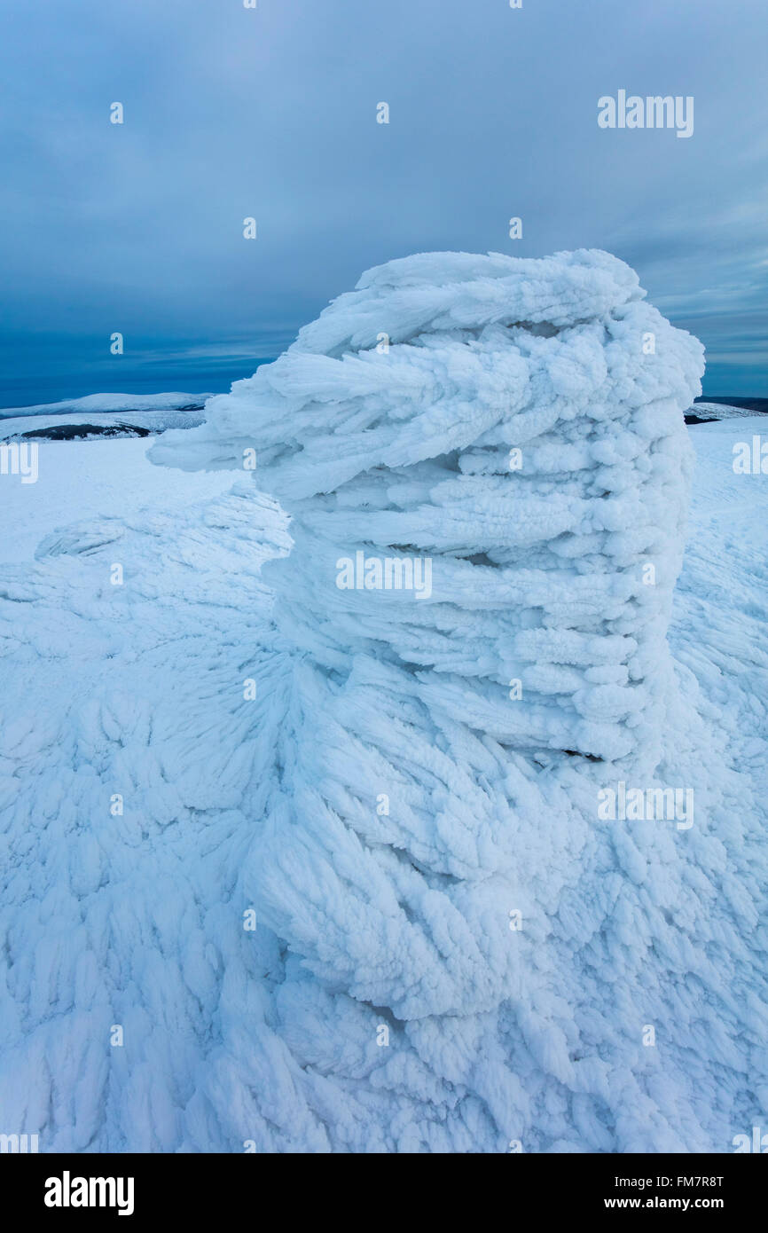 Rime di ghiaccio sul vertice cairn di Lugnaquilla, Wicklow Mountains, County Wicklow, Irlanda. Foto Stock