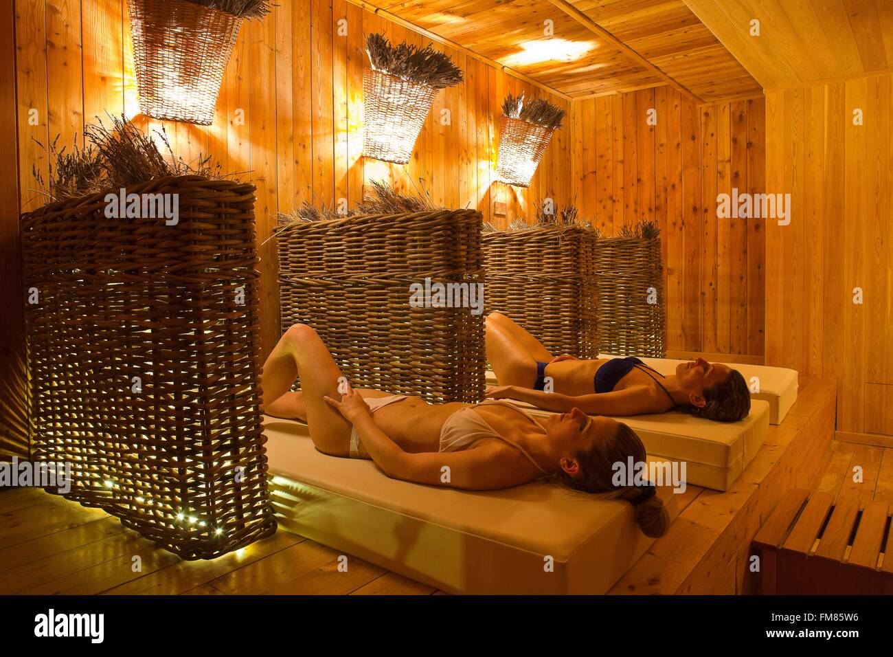 L'Italia, Valle d'Aosta, Courmayeur, l'Hotel delle Terme di Pre Saint Didier, donne in una sala relax Foto Stock